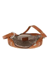 Cartera tipo bandolera de diseño semicircular, confeccionada en material con textura gamuzada color bordó. Presenta detalles de tachas metálicas plateadas en todo el contorno, cierre superior con tirador decorado con un dije metálico circular y correa larga ajustable.