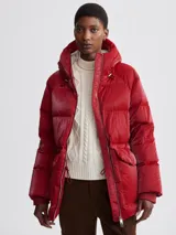 Campera puffer roja de nailon líquido Varley Fullerton, de corte extragrande y largo medio, con capucha profunda, aislante de plumón, puños internos y cintura ajustable.