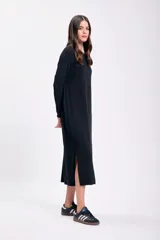 Vestido largo negro de tejido de punto con mangas largas y corte recto.