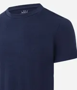 Remera de corte muscle fit, manga corta y cuello redondo, confeccionada en tejido de ribana con textura acanalada.