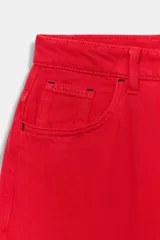 Jeans Zara Woman Collection de tiro alto y corte wide leg, con diseño relaxed fit en color negro. Presenta cinco bolsillos, trabillas en la cintura y pespuntes en contraste. Cierre frontal con cremallera y botón metálico.
