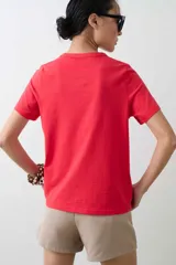 Remera de algodón roja de manga corta, con cuello redondo y corte clásico.