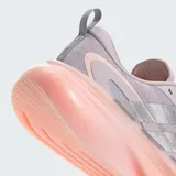 Championes de running Adidas Supernova Glide, con diseño aerodinámico en tonos lila y suela de plataforma en color durazno. Presentan el logo de las tres tiras en acabado metalizado plateado en el lateral y tecnología de amortiguación Dreamstrike glow en la mediasuela.