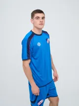 Remera de entrenamiento Umbro del Club Nacional de Football, color azul con detalles en azul marino y rojo en los hombros y cuello. Incluye el escudo del club y el logo de Protraining.