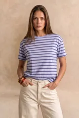 Remera de algodón peinado con diseño de rayas horizontales en tonos lavanda y violeta oscuro, de manga corta y corte clásico.
