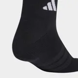 Pack de tres pares de medias soquetes Adidas color negro, con diseño de tres bandas en el empeine y logo de la marca en el tobillo. Cuentan con plantilla acolchada para mayor amortiguación.