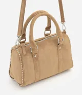 Cartera satchel de gamuza sintética color marrón, con diseño estructurado, doble asa de mano y tachas decorativas en los bordes. Cuenta con cierre superior y herrajes plateados.