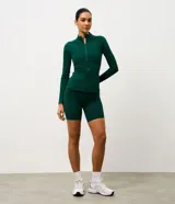 Campera deportiva Get Over de microfibra, con cuello alto, mangas largas, cierre frontal con cremallera y bolsillos laterales funcionales. Presenta un diseño ajustado con costuras verticales que realzan la silueta.