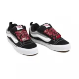 Championes Vans modelo Knu Skool, de diseño retro con estética chunky. Presentan una capellada de gamuza y lona en color negro con la icónica banda lateral Sidestripe en blanco. Destacan por su lengüeta y cuello acolchados, cordones gruesos con estampado en rojo y suela de goma vulcanizada con el característico diseño waffle.
