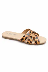 Sandalias planas Bettina modelo BT305, con diseño de tiras cruzadas en el empeine con estampado animal print tipo leopardo y base en tono beige.