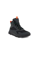 Bota de hiking de caña media, color negro/verde oscuro, con detalles en naranja. Confeccionada en cuero y telas premium, incorpora tecnología GORE-TEX impermeable. Presenta cordones verdes con detalles naranjas y suela robusta inspirada en motocross.