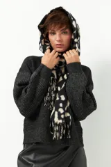 Bufanda con estampado animal print en blanco y negro, con flecos en los extremos.