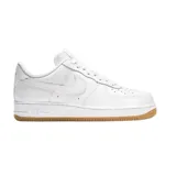 Championes Nike Air Force 1 Low de diseño clásico, color blanco con suela de goma color caramelo.