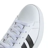 Championes urbanos Adidas modelo Grand Court Base 3.0, color blanco con las icónicas tres rayas laterales en negro. Presentan un diseño clásico con exterior de cuero sintético, cierre de cordones y suela de goma resistente.