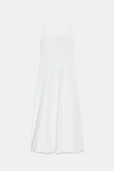 Vestido midi de popelín color blanco, con escote cuadrado y tirantes anchos. Presenta un diseño con godets que aportan volumen a la falda y cierre lateral con cremallera oculta.