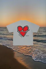 Remerón de corte oversize color hueso, de manga corta, con estampa en la espalda de un corazón rojo atravesado por una ola y la inscripción "GLASSY WAVES".