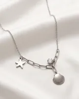 Collar de cadena de eslabones de acero con dijes colgantes: una estrella, una concha marina y una pequeña circonia.