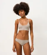Kit de dos bombachas estilo bikini de la marca Lov, confeccionadas en poliamida sin costuras (seamless). Una en color gris topo y otra en color bordó, ambas con diseño liso y elástico cómodo en la cintura.