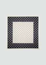 Pañuelo cuadrado de poliéster con diseño de lunares en blanco y negro, y borde liso.