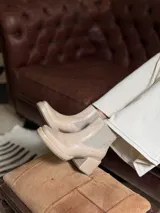 Botas tipo chelsea de cuero color visón, con plataforma, taco cuadrado y punta cuadrada.