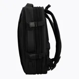 Mochila de diseño técnico y minimalista en color negro, con múltiples compartimentos, correas de compresión laterales y asa de transporte reforzada. Cuenta con cierres frontales y laterales, ideal para uso urbano o viajes.