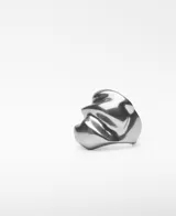 Anillo de metal dorado con diseño orgánico y voluminoso. Presenta logo grabado en el interior.