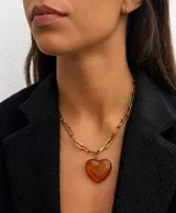 Collar de cadena dorada de eslabones rectangulares con un dije colgante en forma de corazón de resina color ámbar.