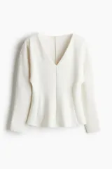 Top de manga larga color blanco hueso en tejido efecto neopreno, con escote en V, hombros caídos y cintura entallada de corte acampanado.