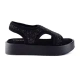 Sandalia de plataforma color negro con tiras de tela elástica adornadas con strass.