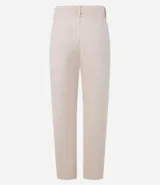 Pantalón mom de sarga color beige, con cintura alta, trabillas, bolsillos delanteros y traseros, cierre con botón y cremallera.