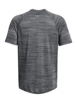 Remera deportiva Under Armour de manga corta, confeccionada en tejido técnico ultrasuave de secado rápido con textura jaspeada. Presenta cuello redondo y logo de la marca estampado en el pecho.