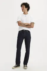 Pantalón de jean corte slim fit, color azul oscuro, con cierre de botón y cremallera, y bolsillos laterales y traseros.