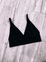 Top triángulo de breteles finos, confeccionado en tejido de punto elástico. Disponible en varios colores: rojo, negro, mostaza, beige, verde, ladrillo, fucsia, azul y blanco.