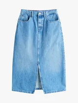 Falda midi de denim rígido celeste, corte recto de talle alto, con cinco bolsillos, abertura frontal y cierre de cremallera con botón.