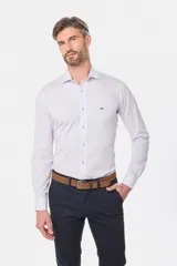 Camisa de manga larga con diseño estampado de microfiguras en tonos celestes sobre fondo blanco, corte slim fit, cuello camisero clásico y logotipo bordado en el pecho.