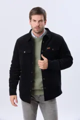 Campera de pana negra con forro interior de corderito, cuello camisero, cierre frontal con botones y bolsillos frontales con solapa.