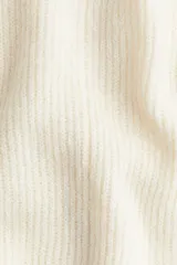 Buzo de punto acanalado color crema, con ajuste entallado, escote bote, mangas largas y detalle de peplum en la cintura.