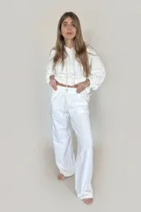 Pantalón blanco de jersey, corte amplio, con bolsillos laterales y cintura elastizada con cordón ajustable.