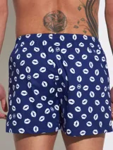 Bóxer de algodón blanco con estampado de flores pequeñas color celeste, con cintura elástica y logo de la marca en el centro.