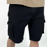 Bermuda de jean color negro con bolsillos cargo.