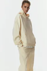 Pantalón deportivo de tiro alto confeccionado en felpa de mezcla de algodón con interior cepillado. Presenta cintura elástica con cordón de ajuste, bolsillos laterales al bies y puños elásticos en los bajos.
