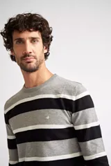 Sweater de punto a rayas horizontales color borgoña, azul marino y beige, de corte recto, cuello redondo y manga larga.