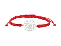 Pulsera de hilo rojo tejida en macramé con dije circular de plata 925 que presenta un diseño de tetragramatón calado. Incluye terminaciones con esferas de plata y sistema de cierre regulable.