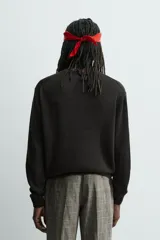 Jersey de punto tejido en lino, con cuello redondo y manga larga. Presenta un corte regular fit y acabados en rib en cuello, puños y bajo.