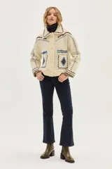 Bota tipo chelsea de cuero marrón con paneles laterales elásticos, taco cuadrado y punta cuadrada.