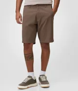 Bermuda slim de sarga color beige, con cintura con trabilla, cierre tradicional y bolsillos laterales.