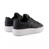 Championes New Balance modelo 302, de diseño urbano con plataforma, confeccionados en cuero negro con logo lateral y suela blanca de goma.