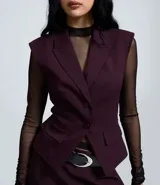 Chaleco femenino de sastrería con diseño estructurado tipo hourglass, solapa clásica, cierre frontal con dos botones y bolsillos con solapa. Cuenta con recortes que definen la cintura y forro interno.