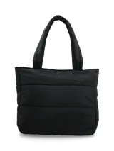 Bolso tipo tote negro, confeccionado en material textil acolchonado, con diseño matelasse horizontal. Cuenta con asas de hombro acolchadas y logo metálico frontal.