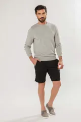 Bermuda clásica color beige con bolsillos laterales y traseros, confeccionada en algodón con spandex.